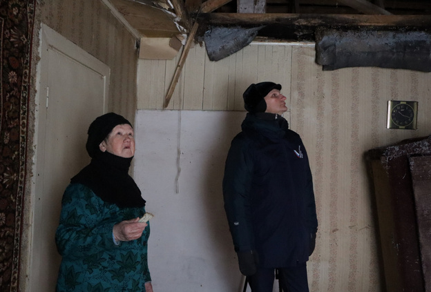 Кировские активисты пожаловались в прокуратуру на состояние дома, в котором обвалился потолок