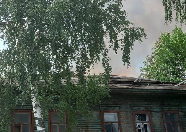 На перекрёстке в центре Кирова загорелся старый деревянный дом. Видео