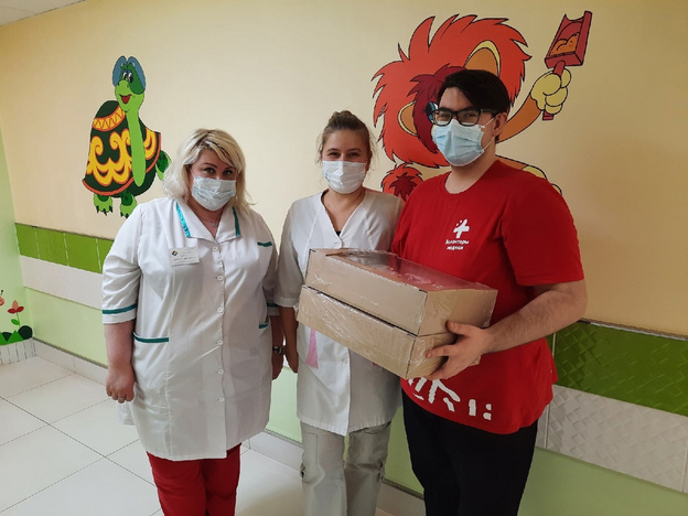 Медработникам кировских поликлиник подарили булки