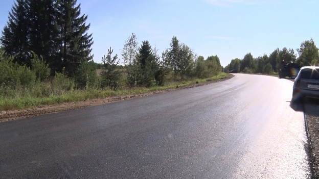 На дороге Киров - Русское укладывают покрытие с геотекстилем