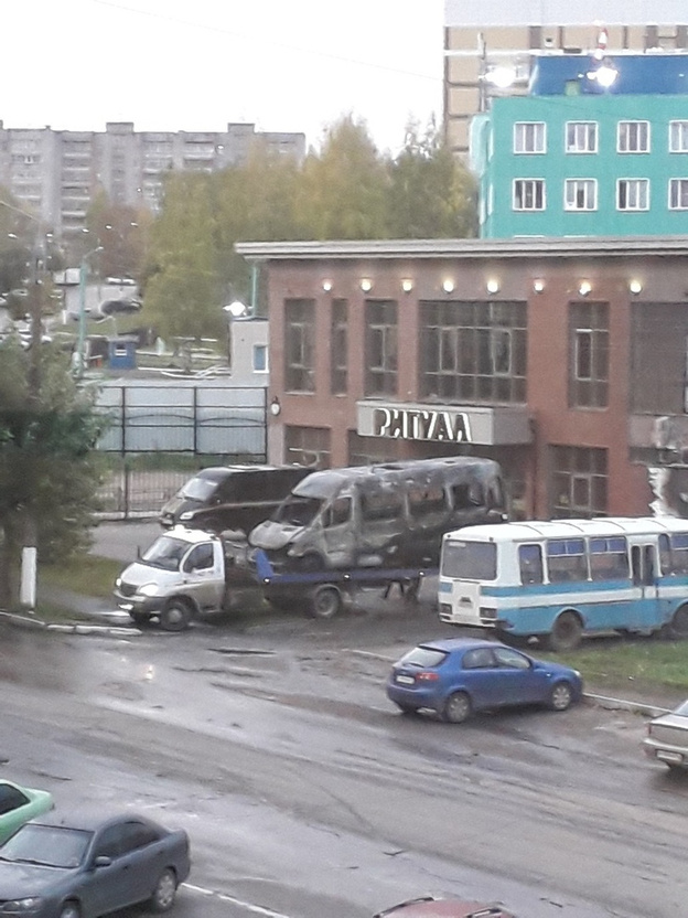Ночью у ритуального салона в Кирове сгорел автобус