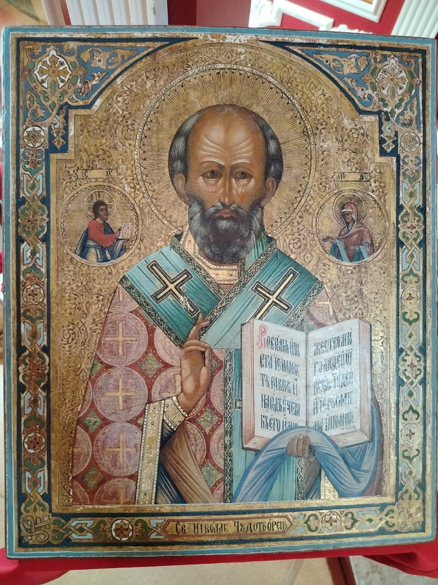 У ворот одного из храмов Кирова нашли старинную икону
