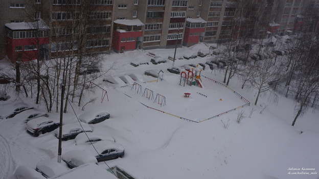 В Кирове вторые сутки не переставая валит снег. Фото и видео из соцсетей