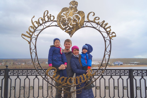 На кировской набережной появился новый арт-объект «Любовь. Семья. Счастье»