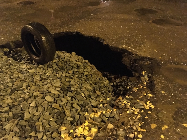 В Кирове такси провалилось в дыру на перекрёстке