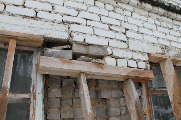 У пятиэтажки на Октябрьском проспекте разрушается стена