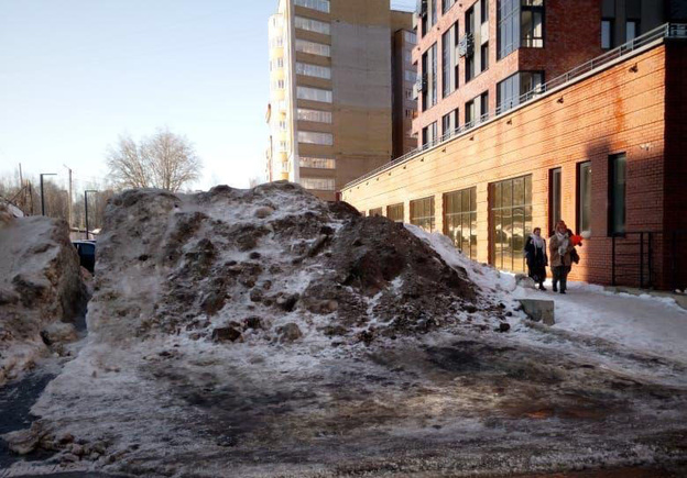 Кировчане пожаловались на тоннель из снега на улице Калинина
