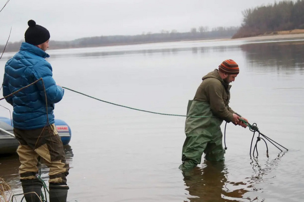 Кировчане выловили кость мамонта во время рыбалки