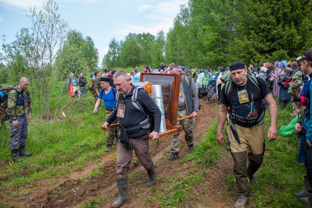 Впереди освящение воды и обратный путь: паломников встретили в селе Великорецкое