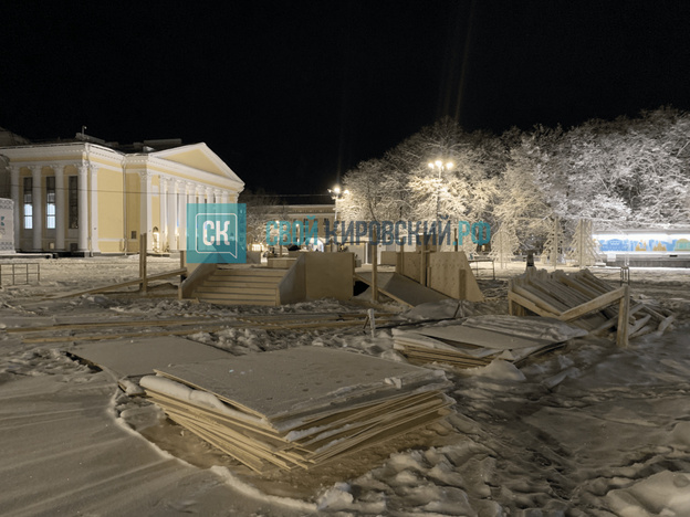 На Театральной площади устанавливают новогоднюю ёлку. Фото