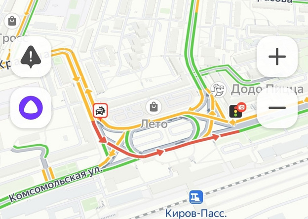 В Кирове у вокзала опрокинулся грузовик