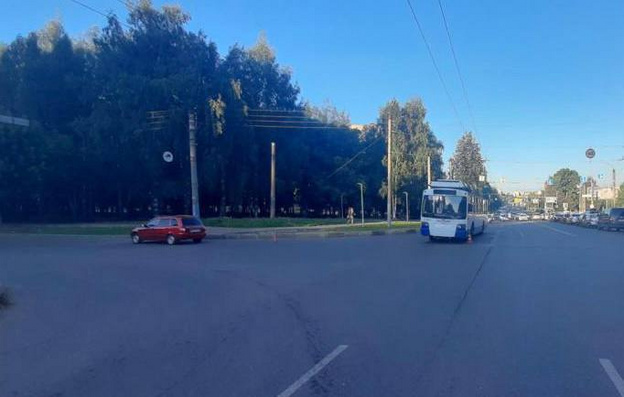 В Кирове на Московской водитель «Лады» врезался в троллейбус. Есть пострадавшие
