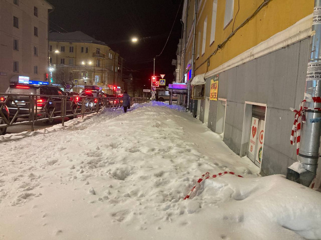 В центре Кирова управляющая компания почти неделю не могла убрать наваленный на тротуары снег