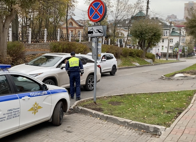 Кировчане жалуются на запрет стоянки по улице Володарского