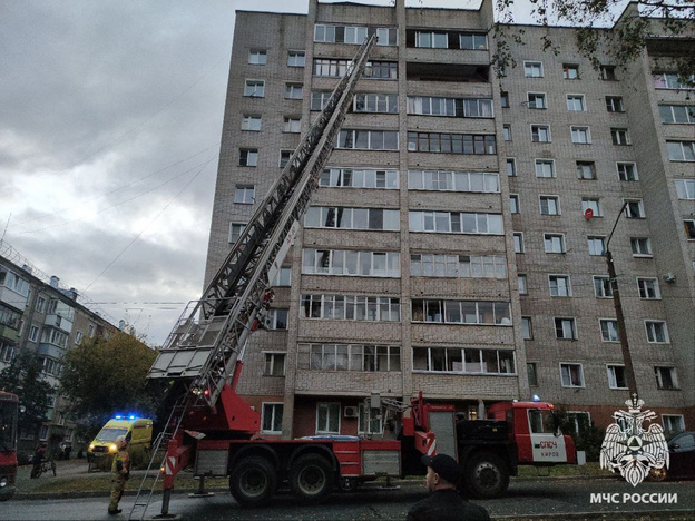 Более 50 человек эвакуировали из-за пожара в многоэтажке на Карла Либкнехта