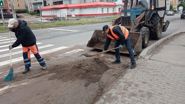 В Кирове продолжают работать над отводом воды с мест подтоплений