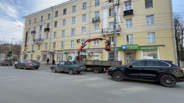 В Кирове начали красить опоры контактной сети