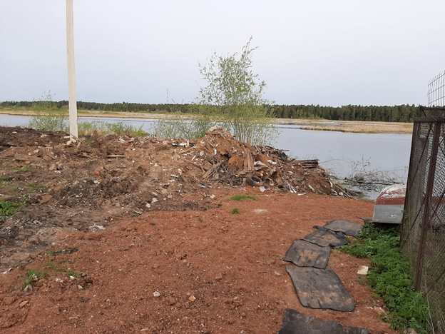Неизвестные организовали свалку строительных отходов вблизи реки Сандаловка