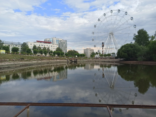 Как выглядит пруд в парке имени Кирова во время спуска воды. Фотолента