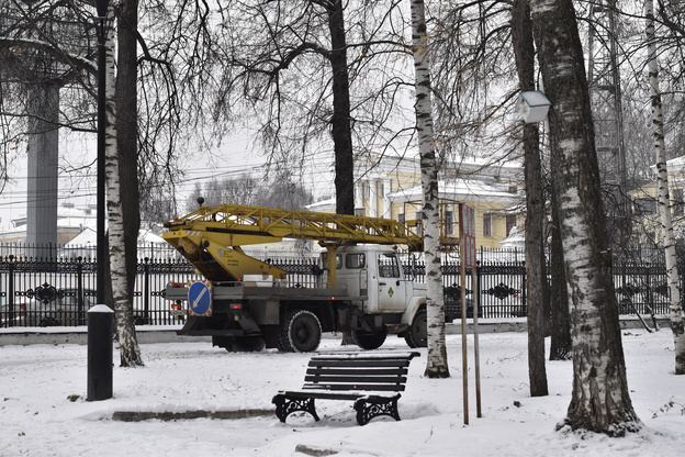 В Александровском саду из-за жалоб кировчан начали восстанавливать уличное освещение