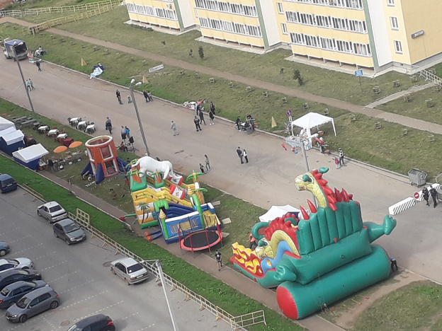 Юбилей Чистых Прудов отметили пенной вечеринкой, футболом в гигантских шарах и фейерверком. Фото и видео из соцсетей
