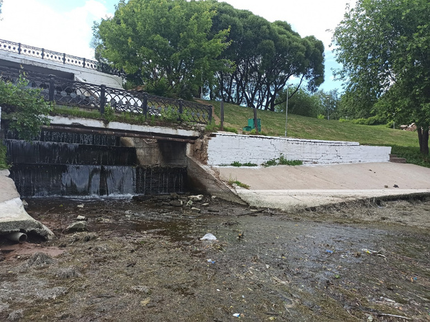 Как выглядит пруд в парке имени Кирова во время спуска воды. Фотолента