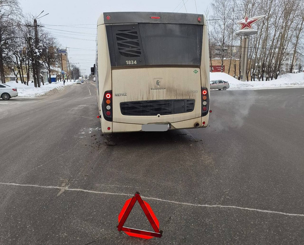 В центре Кирова автобус врезался в легковушку: пострадал водитель