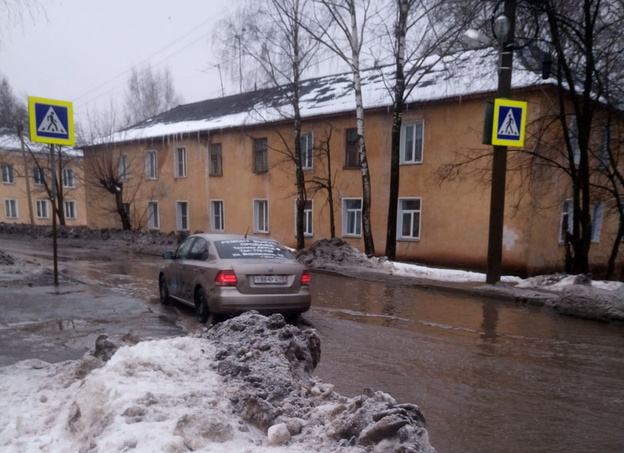 «Новые места для окунания»: кировский юрист попросил Роспотребнадзор проверить воду в луже у Северной больницы