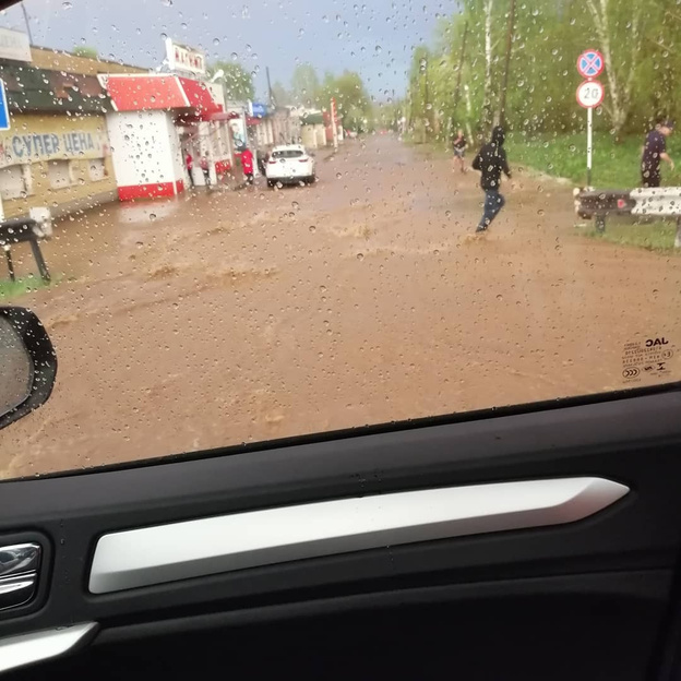 Омутнинск затопило после мощного ливня. Фото из соцсетей