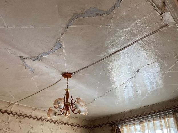 Власти Котельнича отказываются ремонтировать квартиру, в которой провалился пол