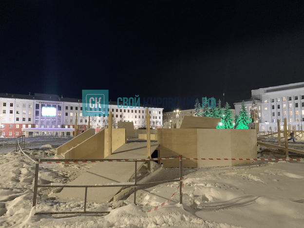 На Театральной площади устанавливают новогоднюю ёлку. Фото