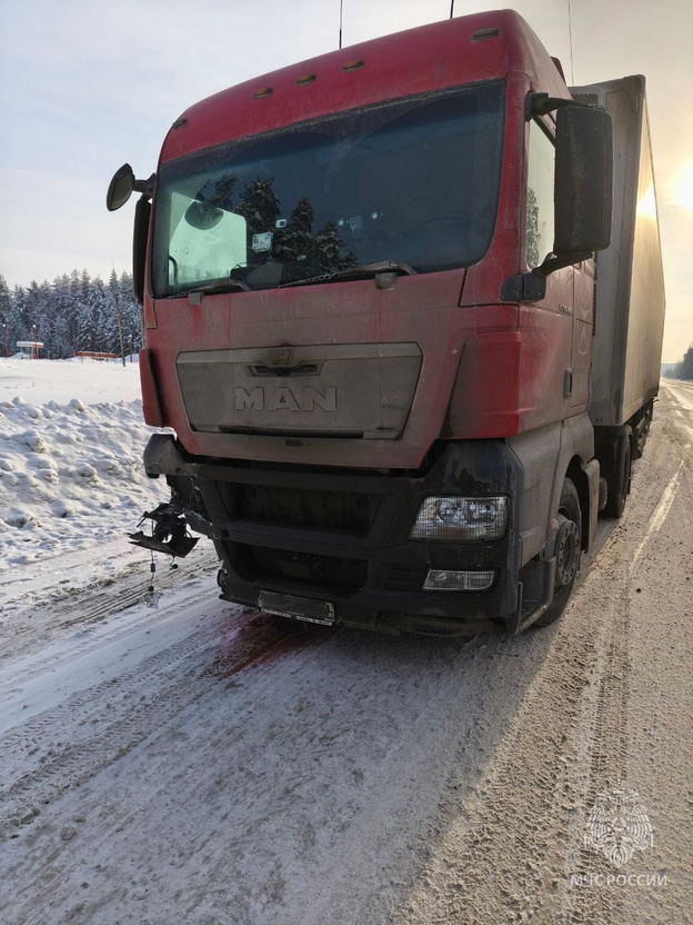 В Советском районе извлекли из иномарки женщину после ДТП с грузовиком