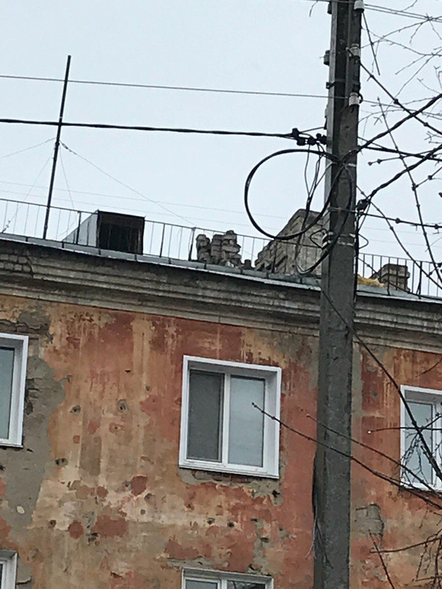 На тротуар на Казанской с крыши дома падают куски кирпичей