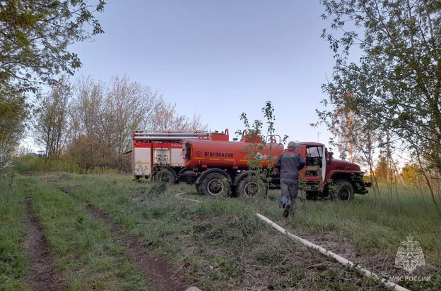 Пожарные потушили заброшенный дом в посёлке Суна