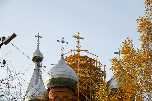 На купол Всехсвятского храма в Кирово-Чепецке установили крест