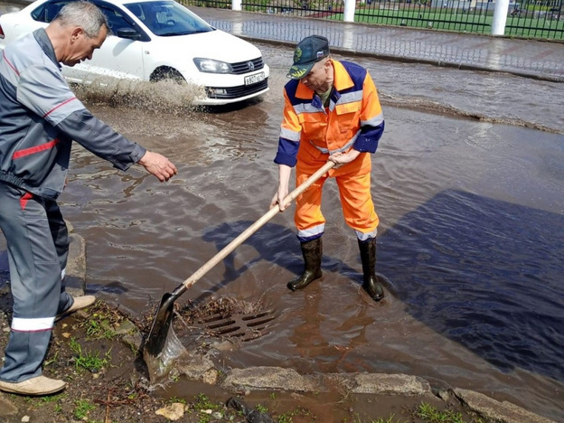В Кирове после ливня смыло газон