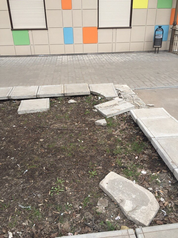 У детской «бережливой» поликлиники на Карла Маркса развалилась тротуарная плитка