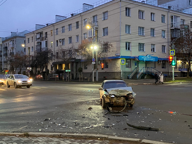 В Кирове автомобиль после столкновения выбросило на тротуар