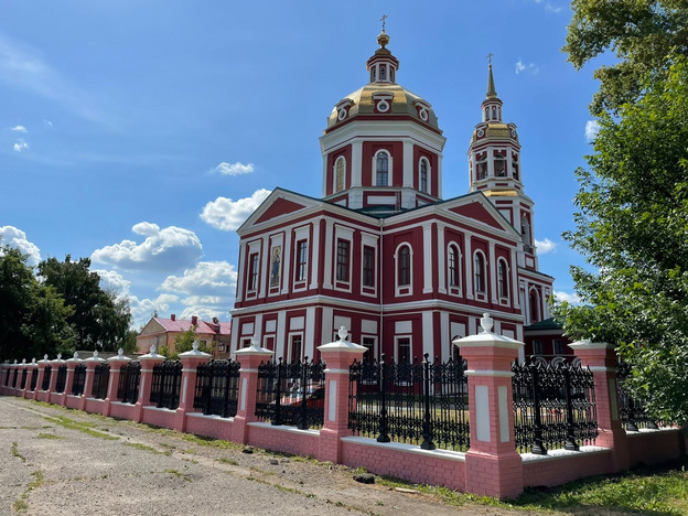 Ограждение Спасского собора покрасят в ярко-красный цвет