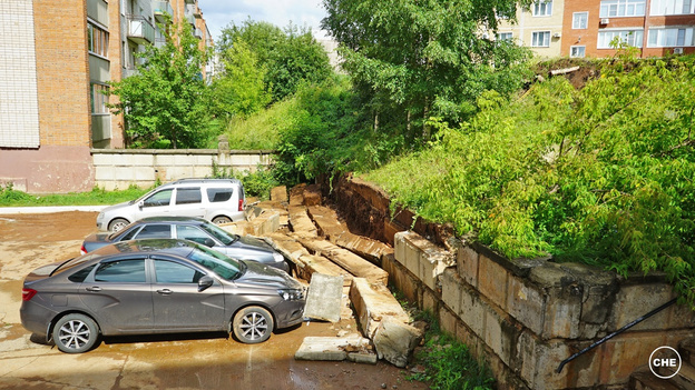 В Кирово-Чепецке бетонная подпорная стена обвалилась на припаркованные автомобили