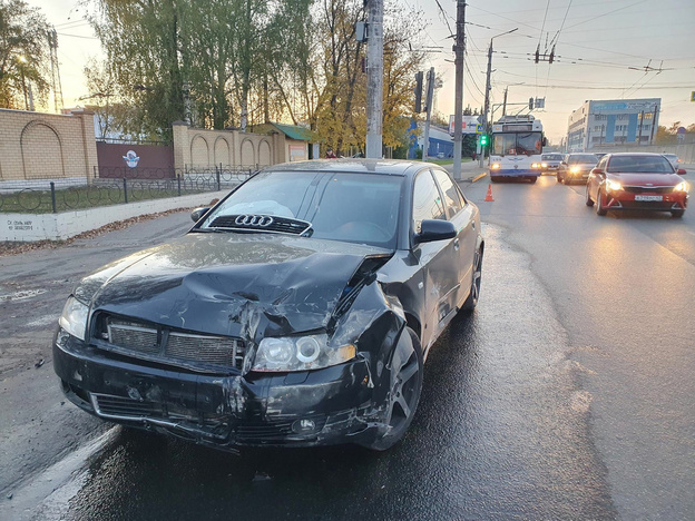 На Октябрьском проспекте столкнулись три иномарки