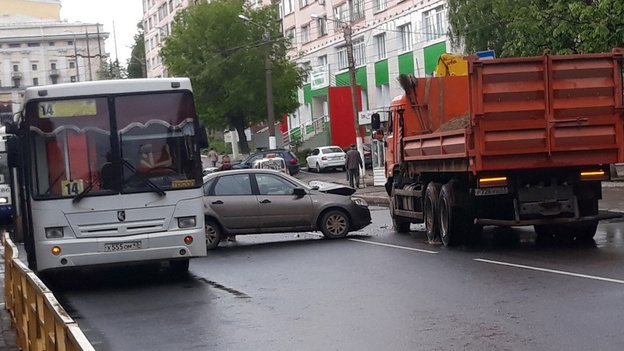 На улице Карла Маркса столкнулись «Лада», грузовик и автобус