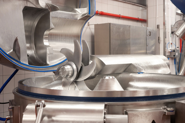 Технологии, опыт и вкус: кто и как делает фарш для колбасы на «Кировском мясокомбинате»