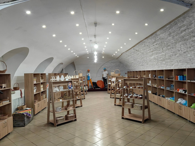 Как выглядит магазин сувениров и товаров 650-летия Кирова. Фото