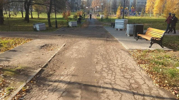 В Кочуровском парке на ремонт закроют пешеходную аллею