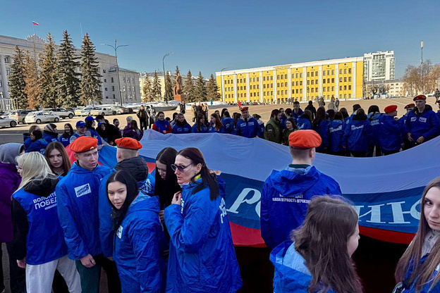 В Кирове развернули флаг России в честь годовщины присоединения Крыма