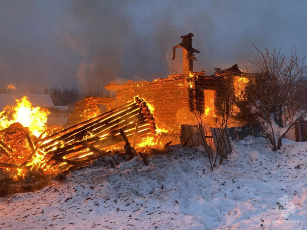 В Кировской области пожарные вынесли из горящего дома пожилого мужчину