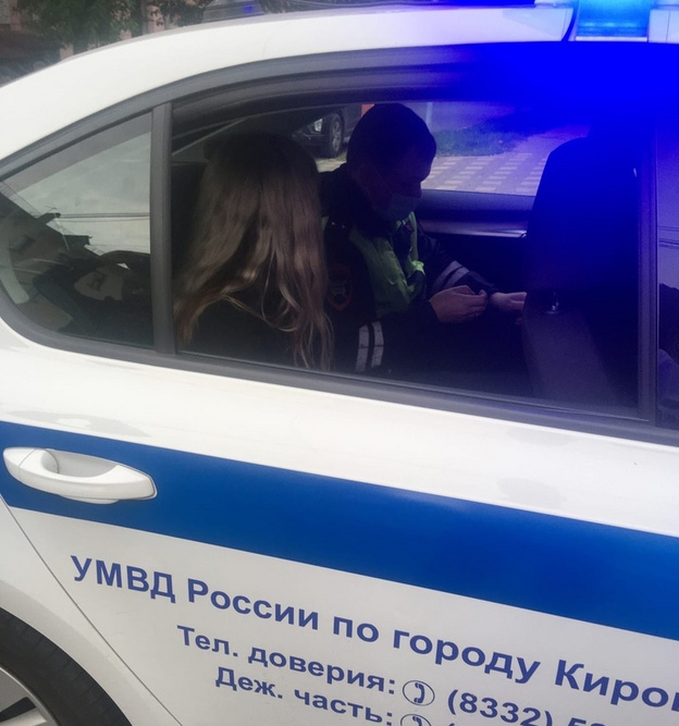 В Кирове девушка на иномарке врезалась в столб и пыталась скрыться с места ДТП