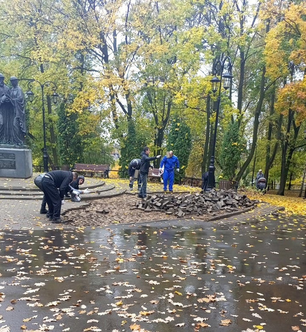 В Покровском сквере отремонтировали лестницы