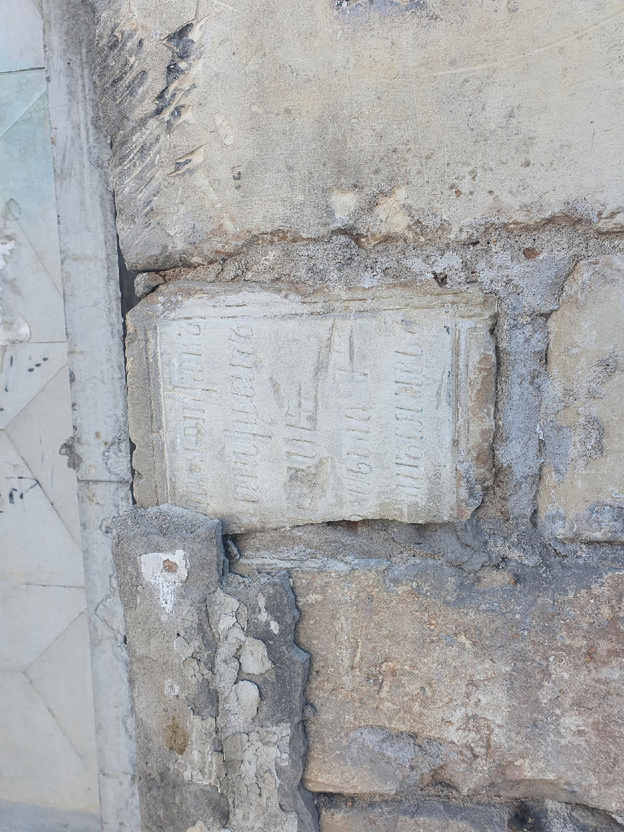 В Кирове в здании бывшей пожарной части нашли фрагменты надгробных камней